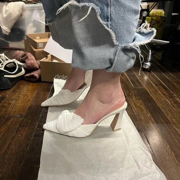 Dolce Vita Neviah Sandal, White - Picture 1 of 6